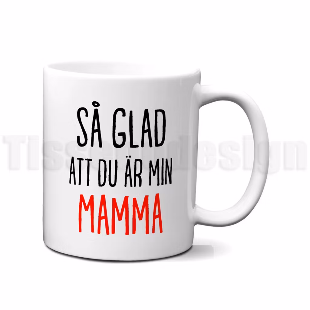 Vit mugg med svart och röd text Så glad att du är min Mamma i stilren design