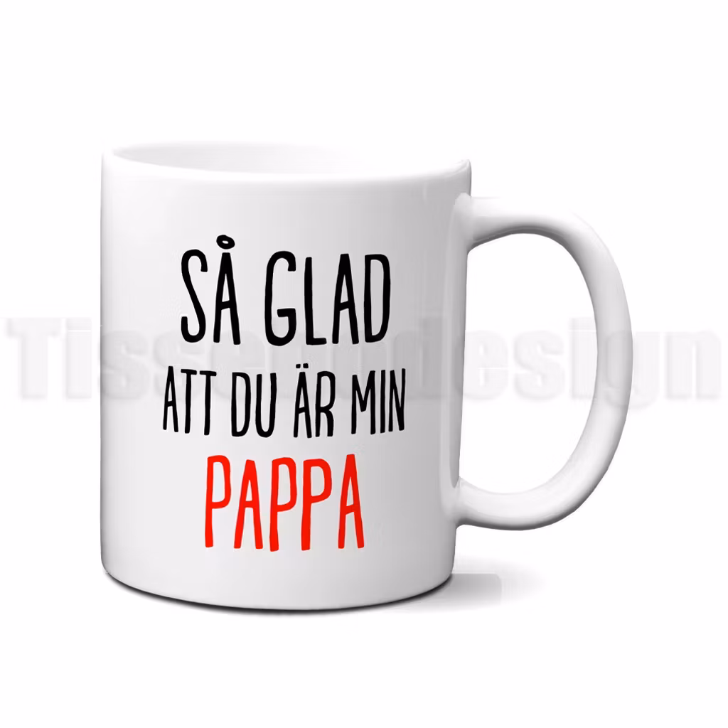 Vit mugg med svart och röd text Så glad att du är min Pappa i stilren design