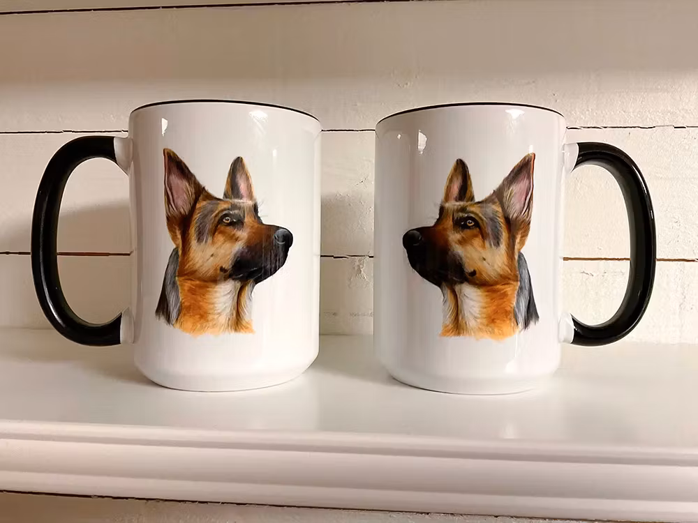 Mugg med schäfermotiv visad från båda sidor