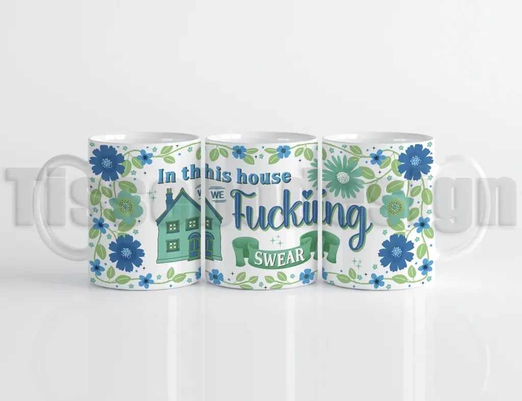 Vit mugg med blågröna blommor och texten In this house we f*cking swear.