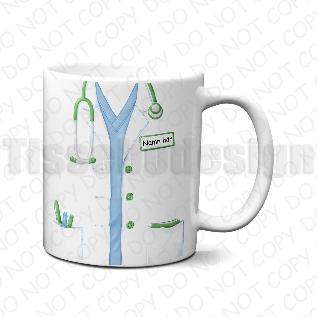 Mugg med vårdpersonal i arbetskläder med stetoskop och namnskylt