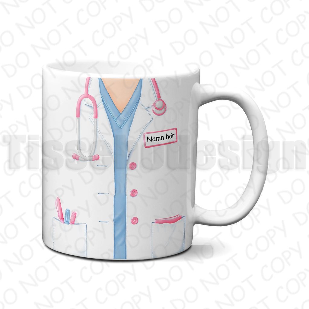 Mugg med vårdkläder och stetoskop samt personlig namnskylt