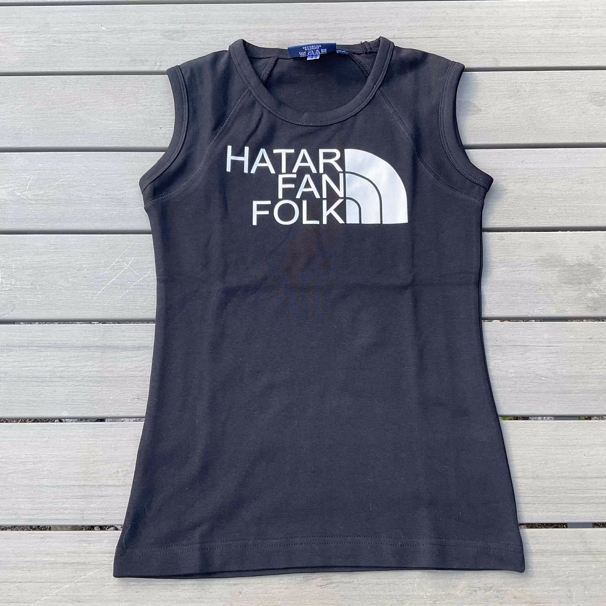 Linne med texten hatar fan folk i grafisk båge – ärmlös smal passform med tydligt tryck