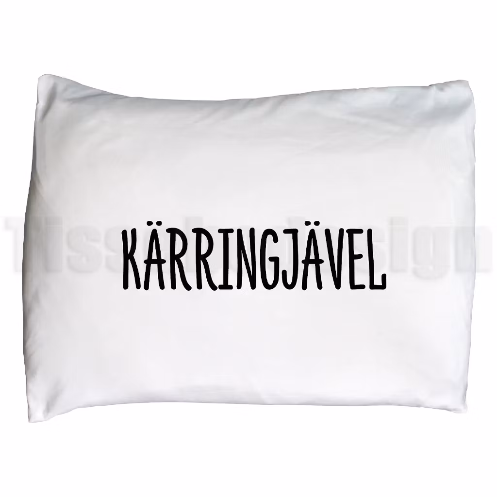 Örngott med texten KÄRRINGJÄVEL i handskriven stil