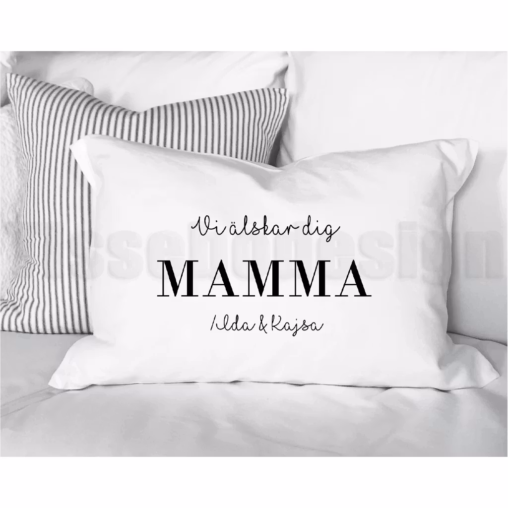 Örngott med texten Vi älskar dig MAMMA i stilren typografi