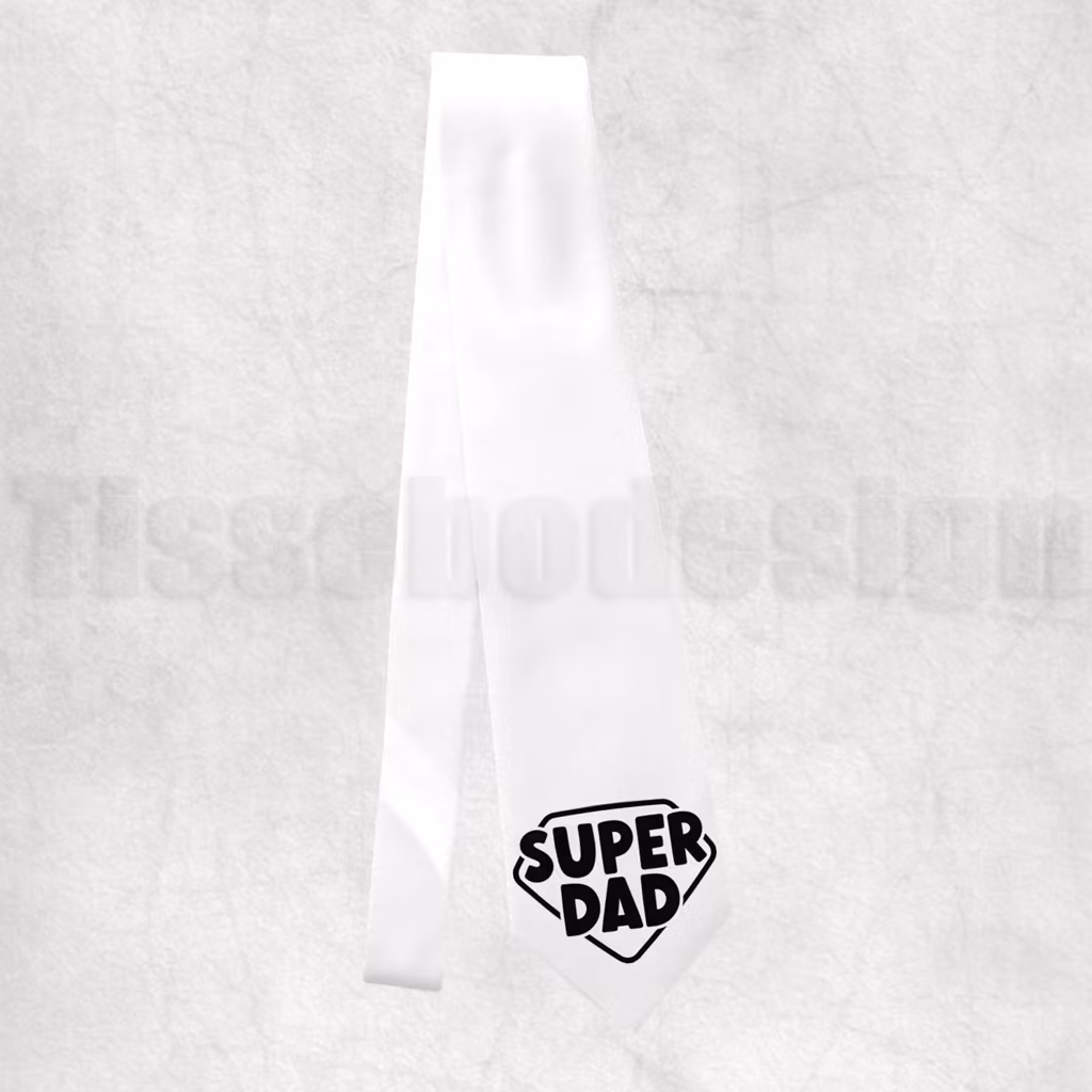 Vit slips med svart text Super Dad i superhjälte-stil – perfekt present till pappa