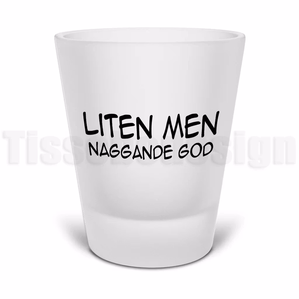 Snapsglas med frostad yta och texten Liten men naggande god – minimalistisk design med självironi