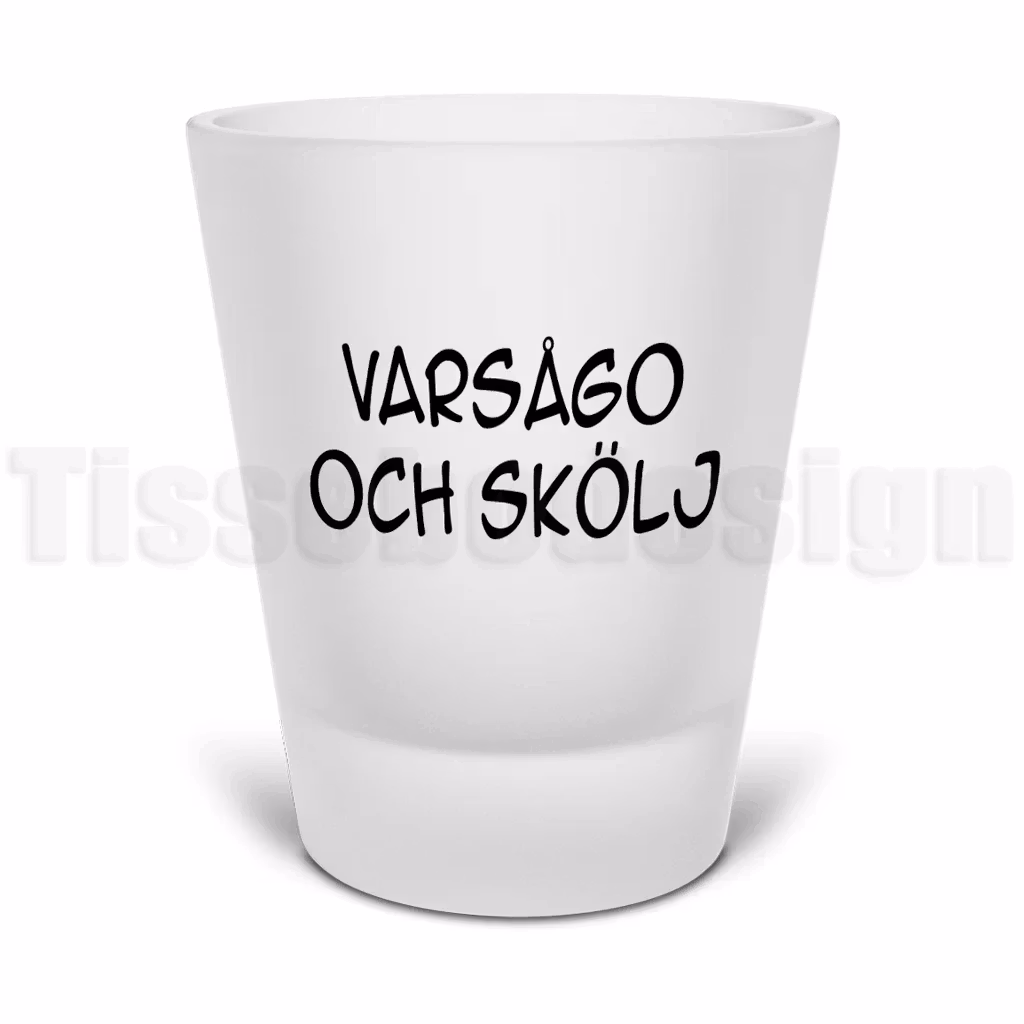Snapsglas med frostad yta och texten Varsågo och skölj – humoristiskt inslag till fest