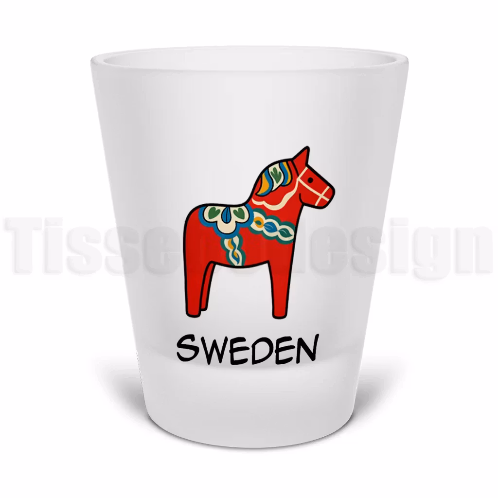 Snapsglas i frostat glas med tryck av dalahäst och texten Sweden – visas som färdigdesignad svensk souvenir