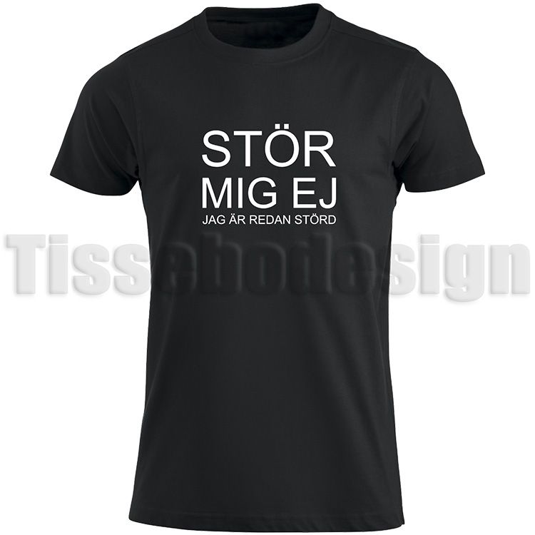 Svart T-shirt med vit text Stör Mig Inte - Jag Är Redan Störd - humoristisk design, 100% bomull, unisex, S till 5XL.