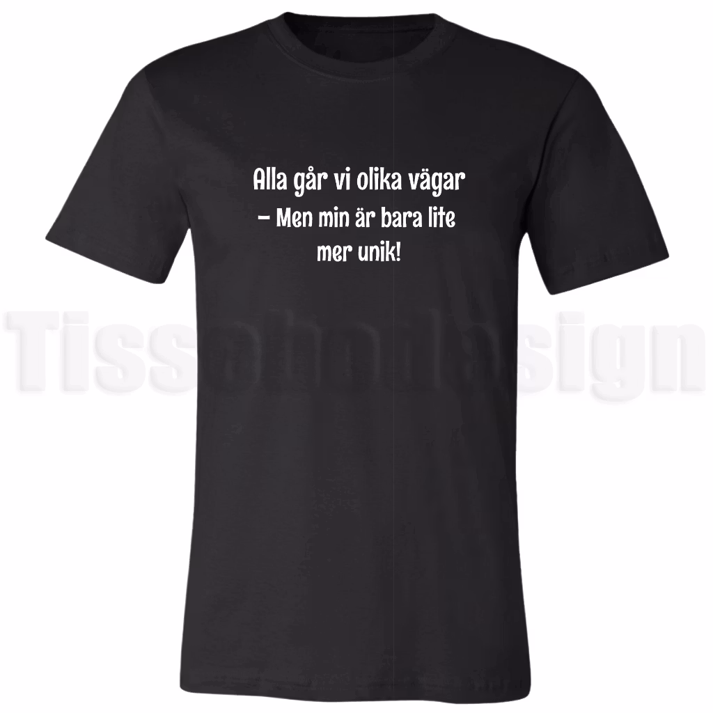T-shirt med texten Alla går vi olika vägar – men min är bara lite mer unik! i tydlig stil – humoristiskt och självstärkande motiv