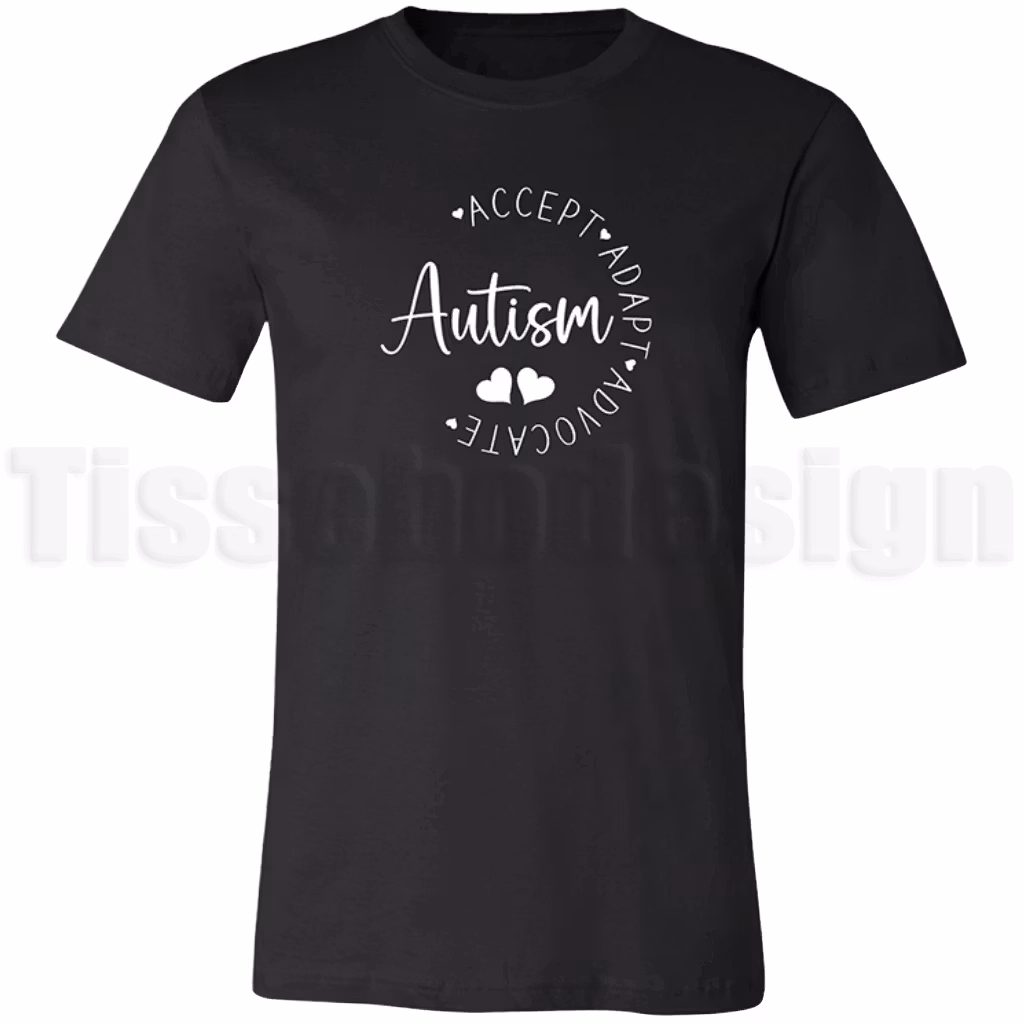 T-shirt med texten Autism – Accept, Adapt, Advocate i cirkelform med hjärtan – varmt och inkluderande budskap