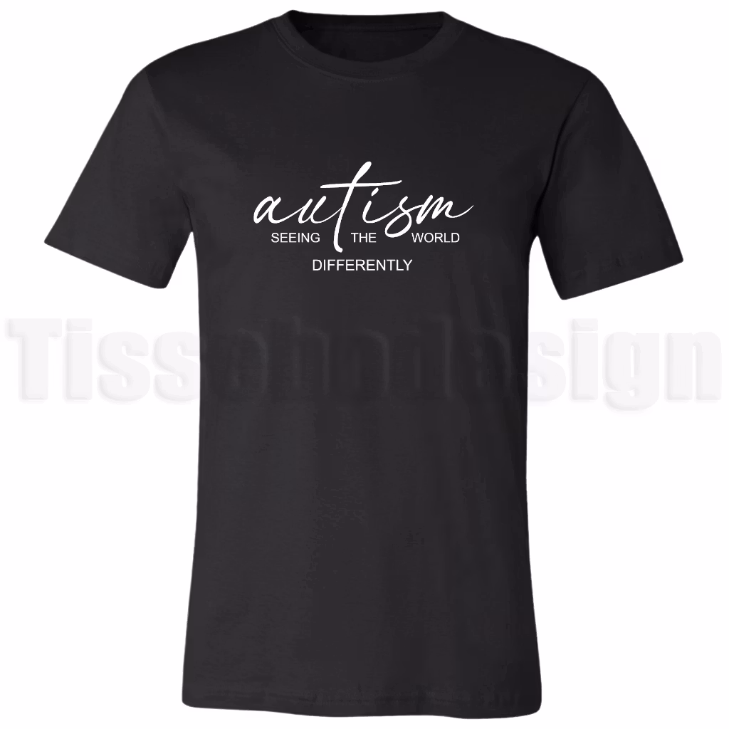 T-shirt med texten Autism – seeing the world differently i kombination av handstil och versaler – respektfullt och meningsfullt motiv