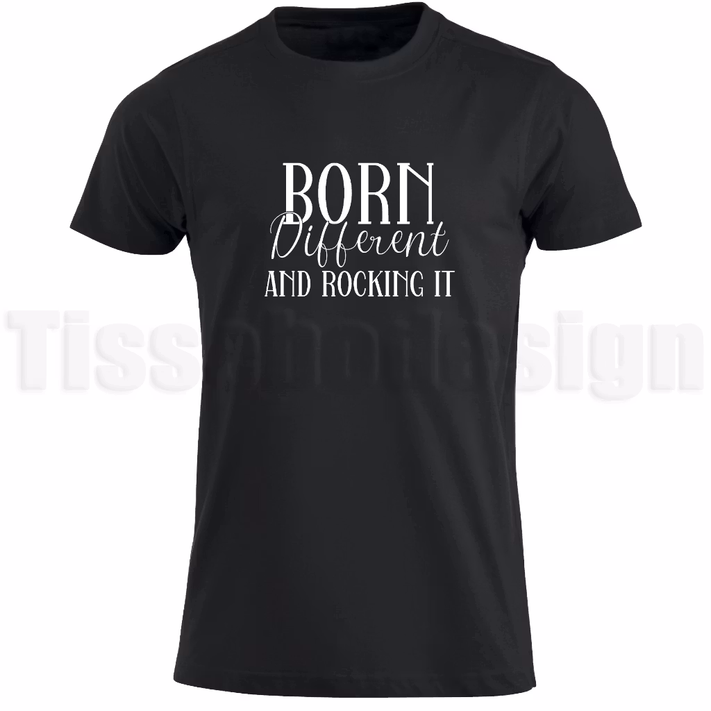 T-shirt med texten Born different and rocking it i tre typsnitt – budskap om styrka och självförtroende