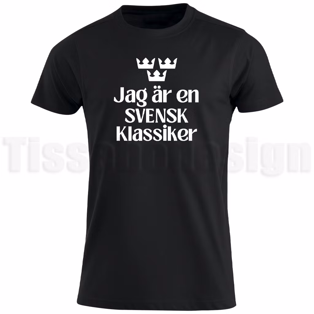 Svart t-shirt med vit text Jag är en svensk klassiker och tre kronor ovanför