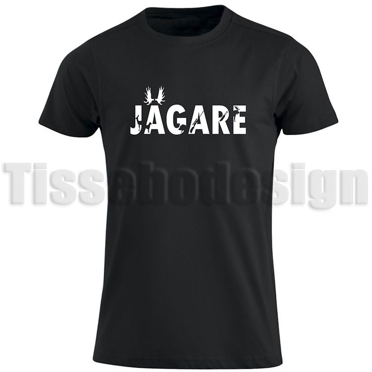 Svart T-shirt med texten JÄGARE i vitt, där bokstäverna har integrerade djursilhuetter och jaktmotiv. Perfekt för jägare och jaktentusiaster.