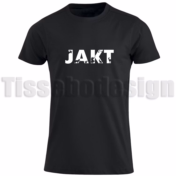 Svart T-shirt med texten JAKT i vitt, där bokstäverna har subtila djursilhuetter integrerade, perfekt för jaktentusiaster.