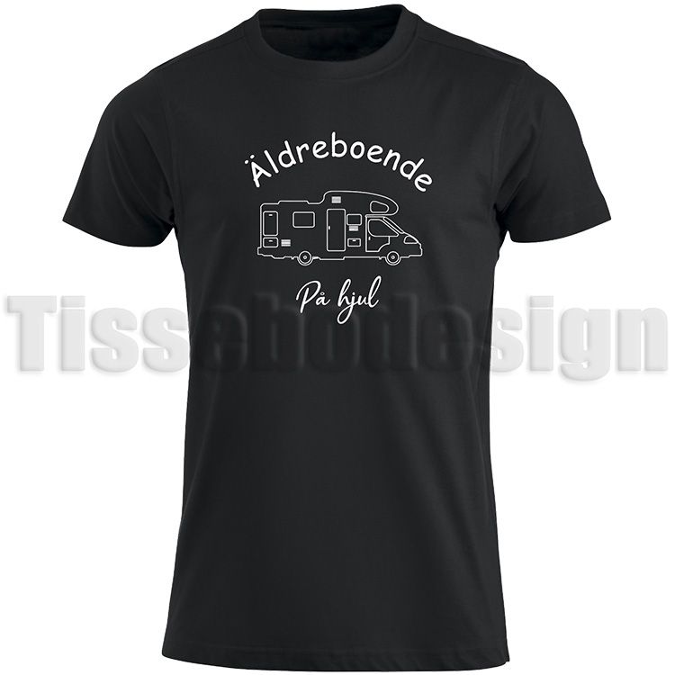 Svart T-shirt med en bild på en husbil och med texten Äldreboende På Hjul i vit - humoristisk design, 100% bomull, unisex, S till 5XL.