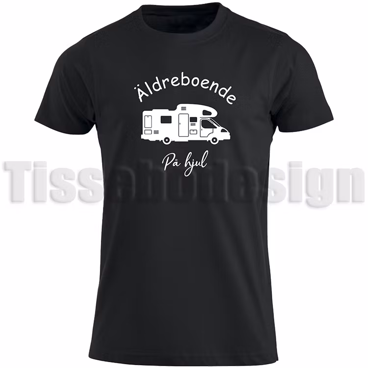 Svart T-shirt med en bild på en husbil och med texten Äldreboende På Hjul i vit - humoristisk design, 100% bomull, unisex, S till 5XL.