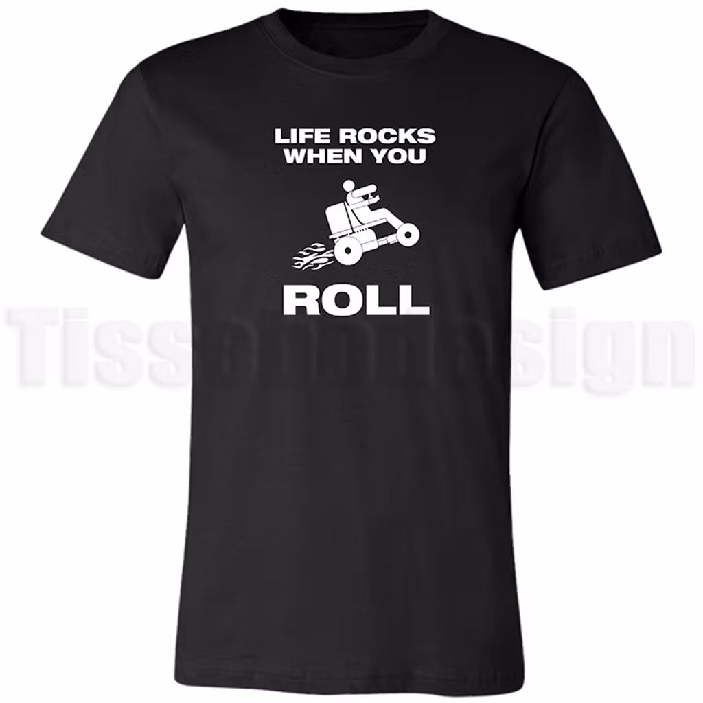 T-shirt med texten Life rocks when you roll och tecknad person i rullstol – fartfyllt och självstärkande motiv