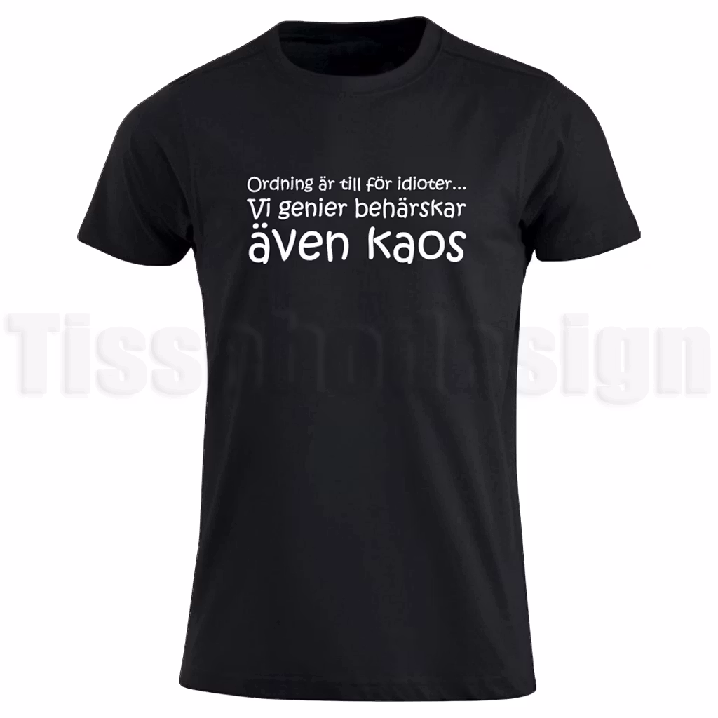 Svart T-shirt med vit text ”Ordning är till för idioter… vi genier behärskar även kaos”.