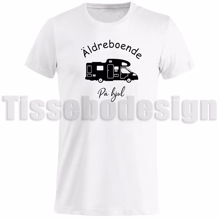 Vit T-shirt med en bild på en husbil och med texten Äldreboende På Hjul i svart - humoristisk design, 100% bomull, unisex, S till 5XL.