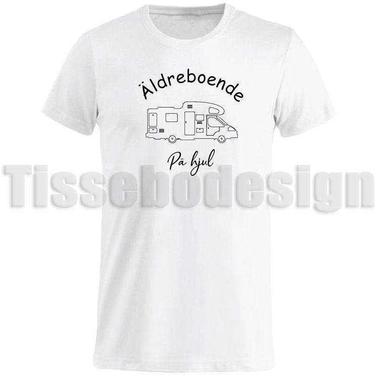Vit T-shirt med en bild på en husbil och med text Äldreboende På Hjul i svart- humoristisk design, 100% bomull, unisex, S till 5XL.