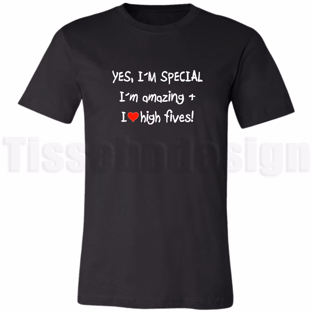 T-shirt med texten Yes, I'm special – I'm amazing & I love high fives i lekfull stil med hjärtsymbol – glädjefyllt och stärkande motiv
