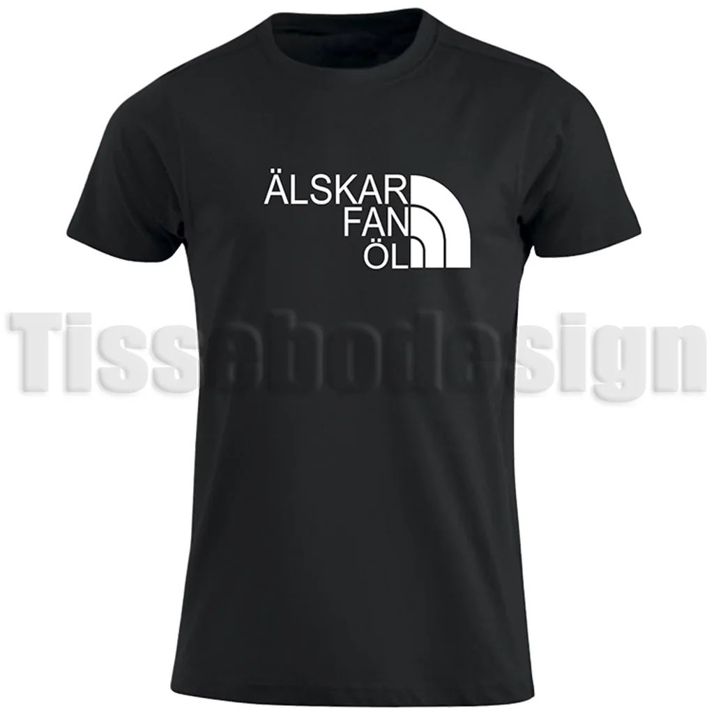 T-shirt med texten ÄLSKAR FAN ÖL i vit stiliserad design. Trycket är centrerat på bröstet. Produkten är en svart unisex T-shirt.