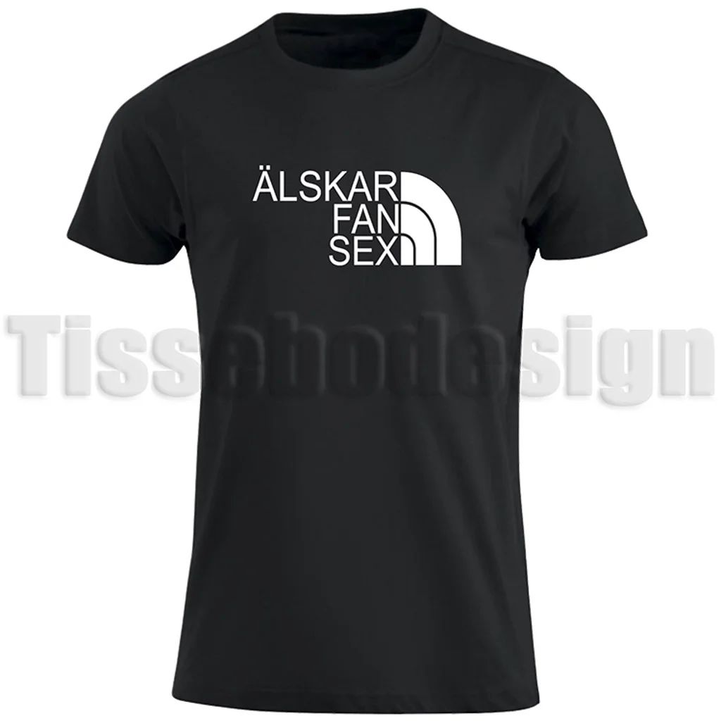 T-shirt med texten ÄLSKAR FAN SEX i vit färg. Trycket är grafiskt stiliserat i blocklayout. Produkten är en svart T-shirt för vuxna med provocerande budskap.