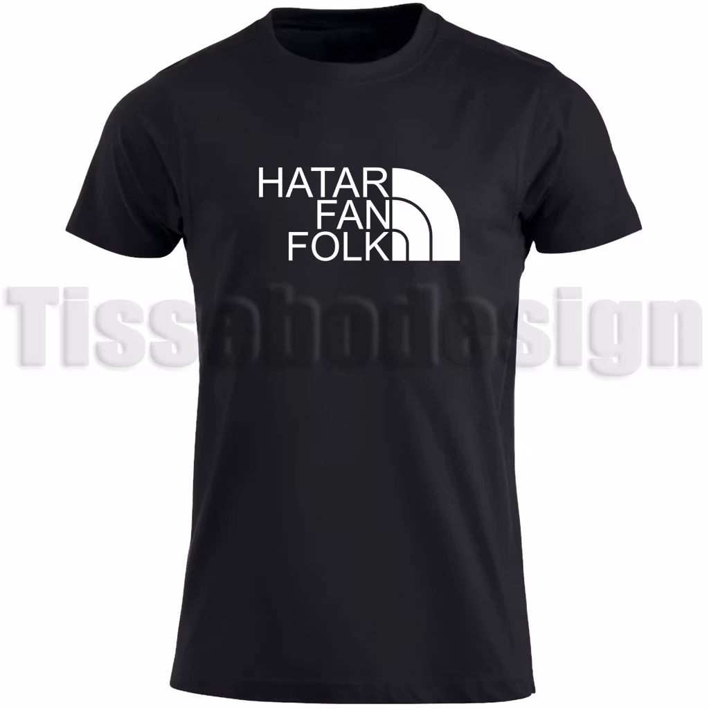 T-shirt med texten HATAR FAN FOLK i vit stilren design. Motiv i tre rader med halvcirkelgrafik. Passar dig som vill ha ett ärligt budskap på bröstet.