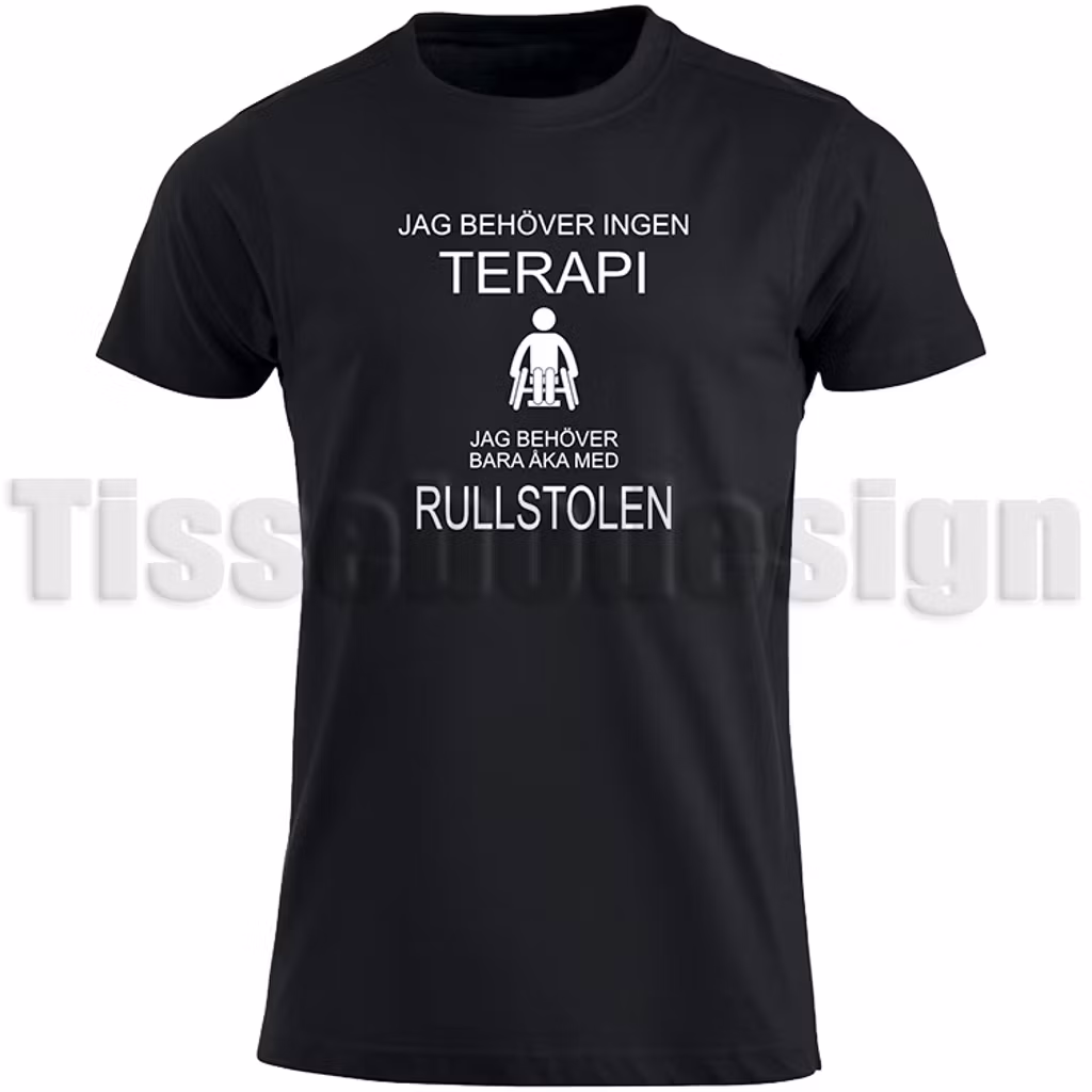 Svart T-shirt med vitt tryck: Jag behöver ingen terapi, jag behöver bara åka med rullstolen.