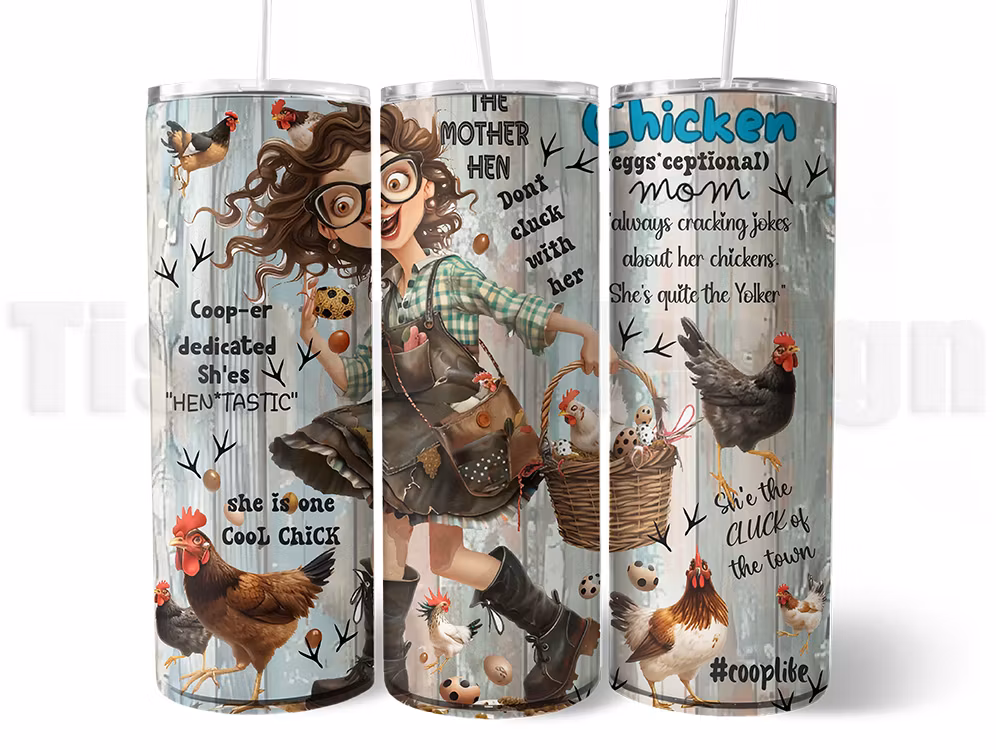 Vit 20 oz (ca 600 ml) tumbler med humoristiskt motiv av höns, ägg och en kvinna i bondstil. Text som “Hen-tastic” och “Cool Chick”. För hönsälskare med humor.
