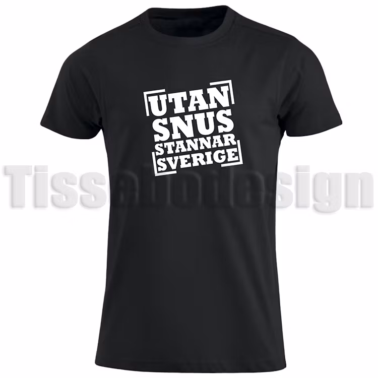 Svart T-shirt med vit text Utan Snus Stannar Sverige - humoristisk design, 100% bomull, unisex, S till 5XL..