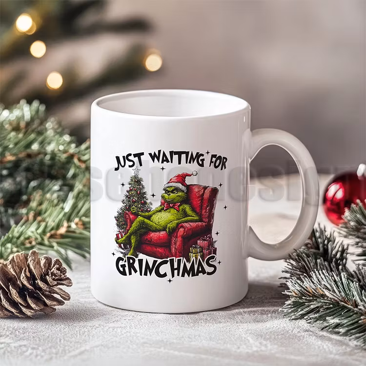 Vit keramisk mugg med illustration och texten "Just Waiting For Christmas", 330 ml, med tryck på båda sidor.