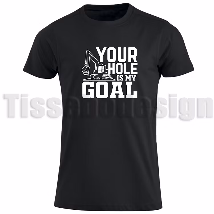 Svart T-shirt med vit text Your Hole Is My Goal - humoristisk design, 100% bomull, unisex, S till 5XL.