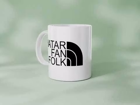 En film som vissar en hel vit mugg med trycket Hatar fan folk