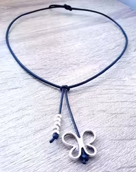 Halsband med slända och pärlor