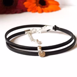 Armband äkta läder med stansat hjärta