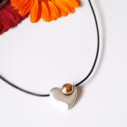 Hjärta med guldpärla läder