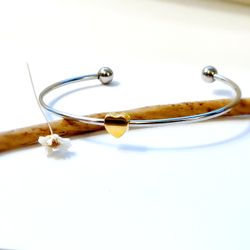 Bangle med guldfärgat hjärta