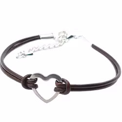 Armband i brunt läder och ett hjärta i rostfritt stål