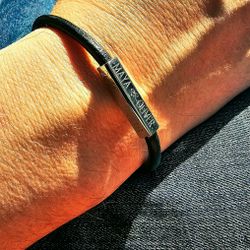 Armband med graverat magnetlås i äkta läder