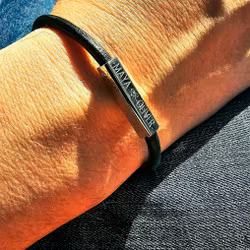 Armband med graverat magnetlås i äkta läder
