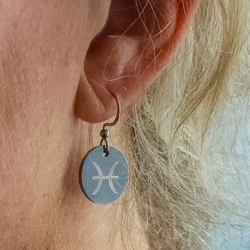 Graverade örhängen Zodiac