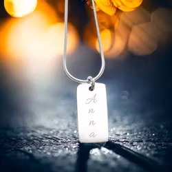 Halsband med egen text på liten tag