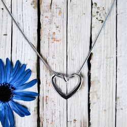 Halsband Twisted Heart