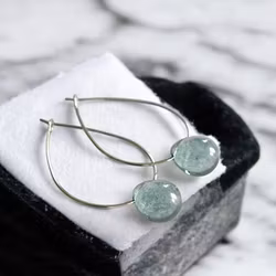 Örhängen med tjeckisk droppformad glaspärla