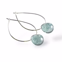 Örhängen med tjeckisk droppformad glaspärla