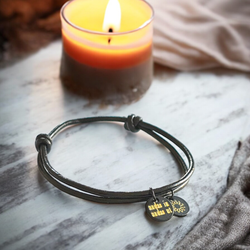 Graverat armband Andas svart